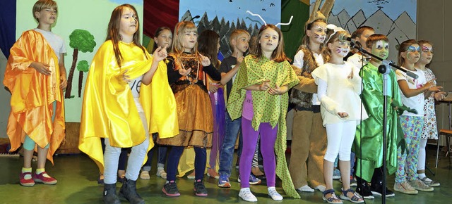 Die Viertklssler der Gundschule Kande... singende und tanzende Waldtiere auf.   | Foto: Silke Hartenstein