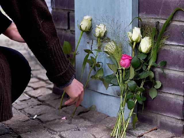 Zeichen der Trauer: Blumen vor der Paula-Frst-Gemeinschaftsschule in Berlin.  | Foto: dpa