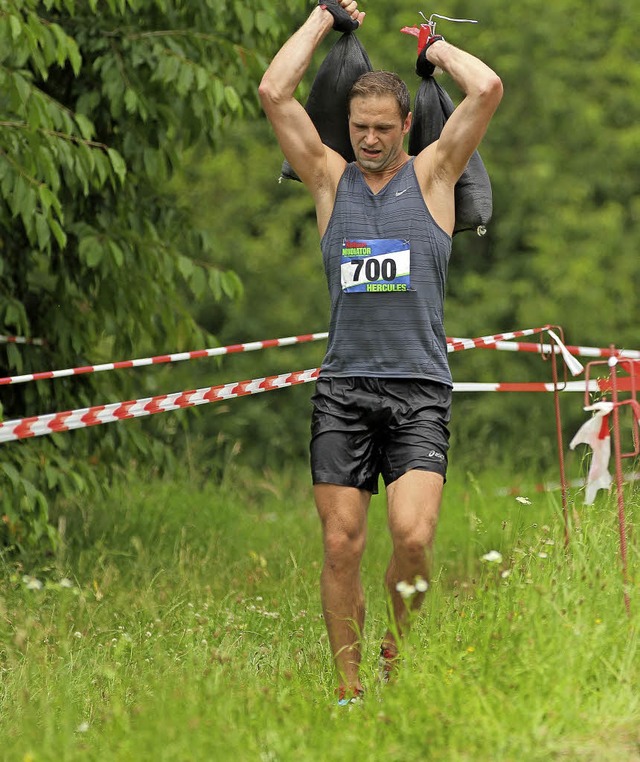 Jeder wei es ja: &#8222;007&#8220; is...Philipp Burger  beim Sandsacktragen.    | Foto: Sportograf.com