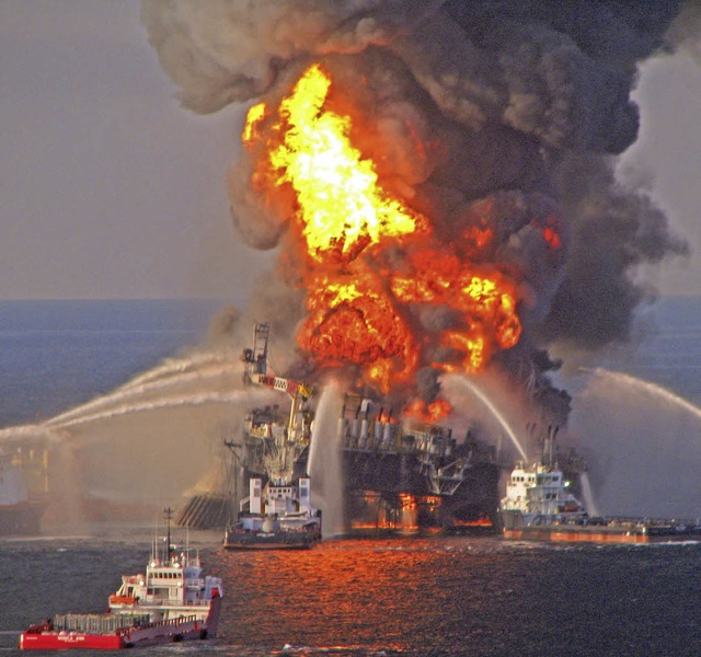 Die brennende lplattform &#8222;Deepwater Horizon&#8220; 2010  | Foto: dpa