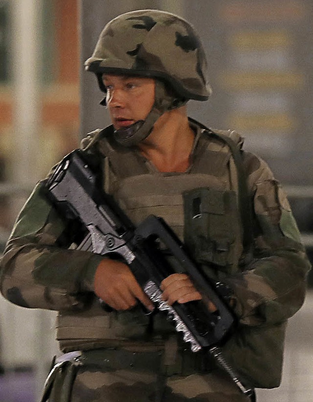 Ein Soldat am Freitag in Nizza am Ort des Attentats   | Foto: AFP