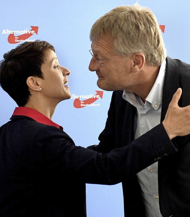 Demonstratives Ksschen: Frauke Petry und Jrg Meuthen am Freitag in Berlin   | Foto: dpa