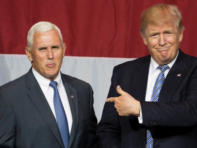 Donald Trump (rechts) stellt den Gouverneur von Indiana, Mike Pence, vor.   | Foto: AFP
