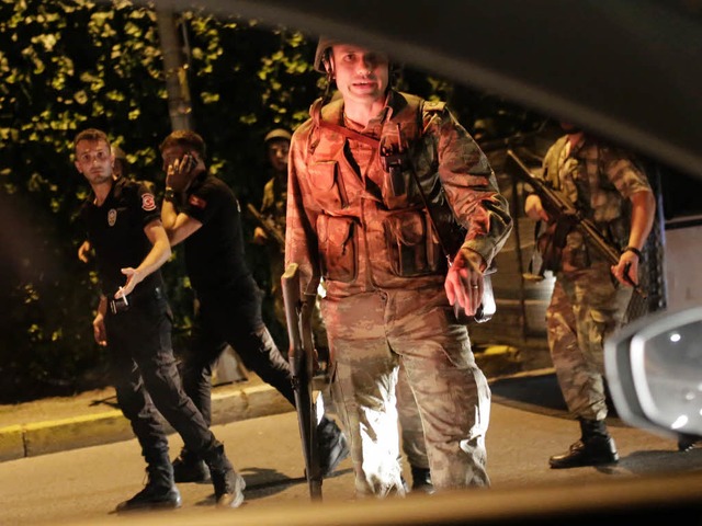 In der Trkei ist offenbar ein erbitte...igt bewaffnete Polizisten in Istanbul.  | Foto: AFP