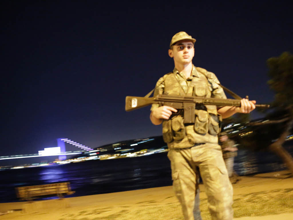 Putsch in der Türkei Militär berichtet von Machtübernahme Regierung