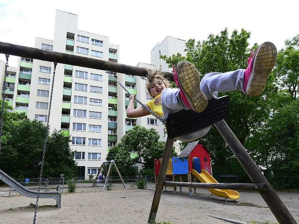 Kinderleben in der Hochhaussiedlung: V...e in Landwasser schaukelt ein Mädchen.  | Foto: Ingo Schneider