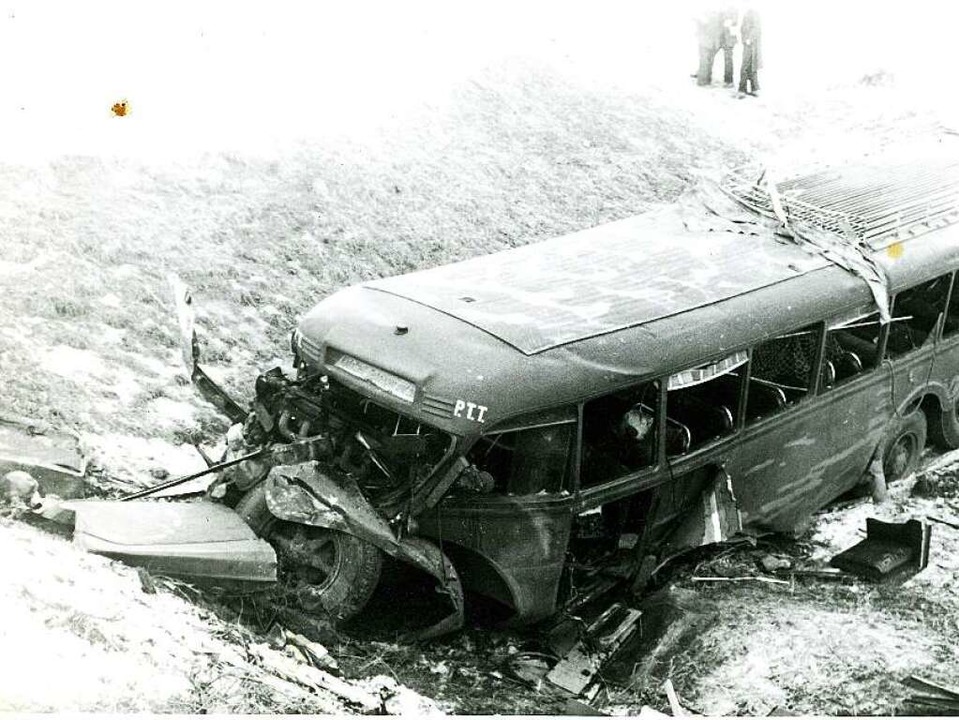 Der Postbus mit 60 Passagieren bohrt s...erben, etliche werden schwer verletzt.  | Foto: Stadtarchiv Radolfzell, Bildsammlung