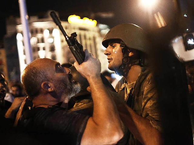 Auf dem Taksim-Platz in Istanbul nimmt...tten einen Putschversuch durchgefhrt.  | Foto: dpa