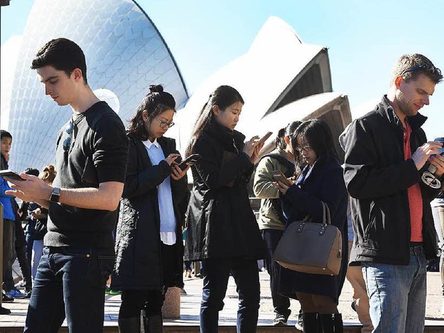 &#8222;Pokmon Go&#8220;-Spieler in typischer Krperhaltung in Sydney.  | Foto: AFP