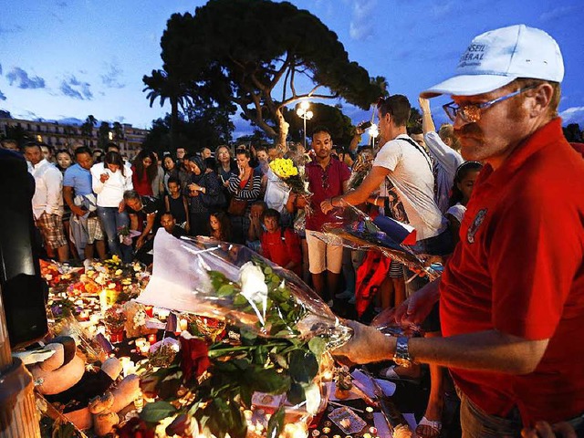 Auf der Promenade des Anglais gedachte...schrecklichen Attentats am Donnerstag.  | Foto: dpa