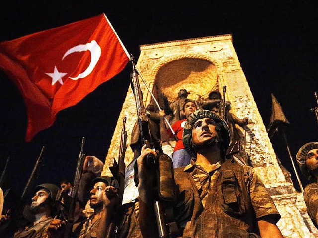 Trkische Soldaten in der Nacht zum Sa... scheint am Samstagmorgen gescheitert.  | Foto: dpa