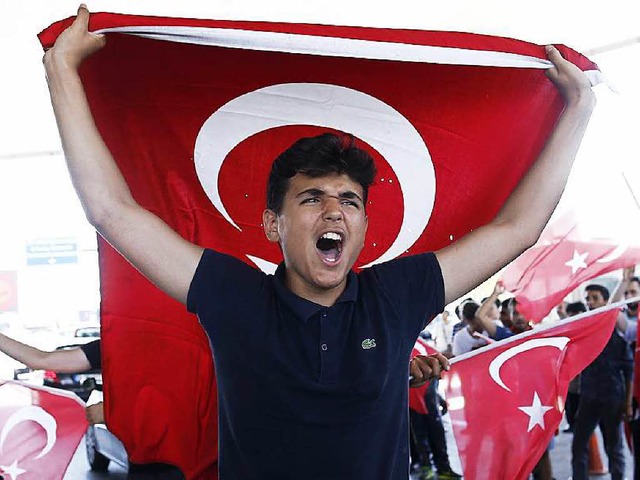 Erdogan-Anhnger feiern die Niederschlagung des Putsches.  | Foto: dpa