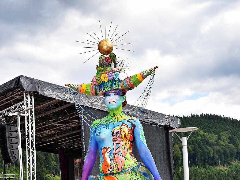 Gste aus interessanten Fantasy-Parallelwelten gaben sich beim Bodypainting Festival in Titisee ein Stelldichein.