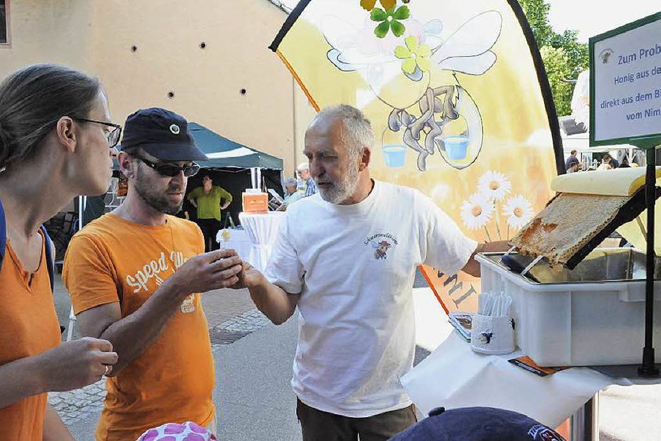 Bienengold frisch aus der Wabe - da wird manch einer zum Schleckermäulchen (Foto: Markus Zimmermann) Bienengold frisch aus der Wabe - da wird manch einer zum Schleckermäulchen (Foto: Markus Zimmermann)