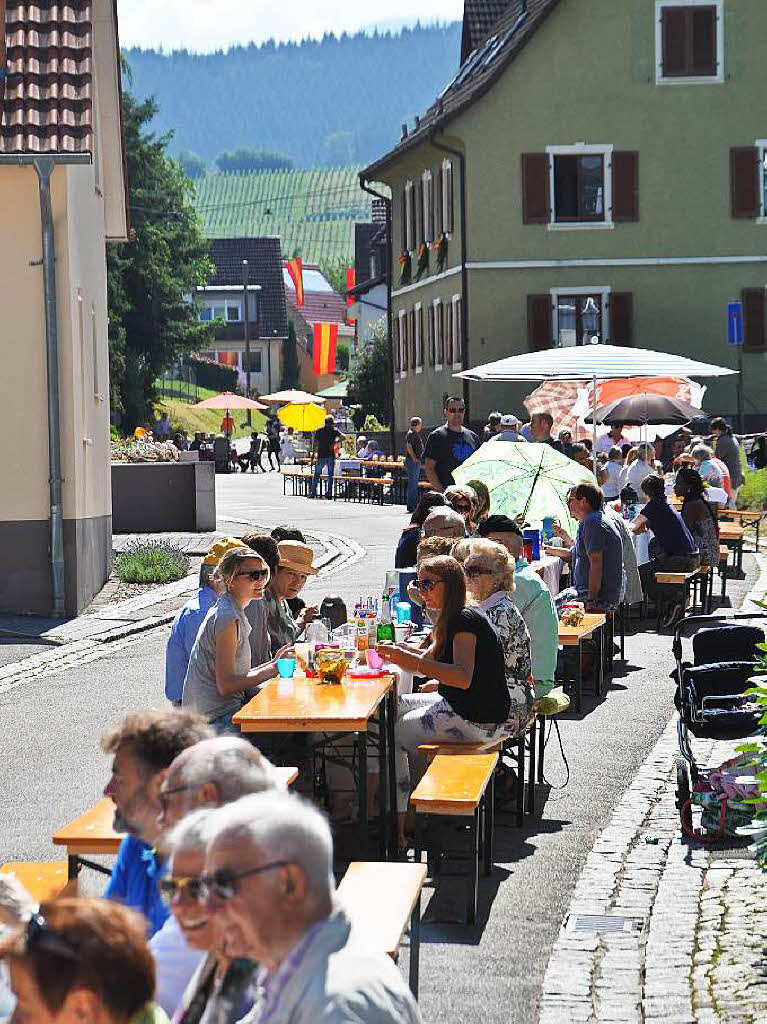 Das ganze Dorf frhstckt: Auf der Fohrenberg- und der Weinstrae strkten sich die Dorfbewohner und Gste fr den Samstag.