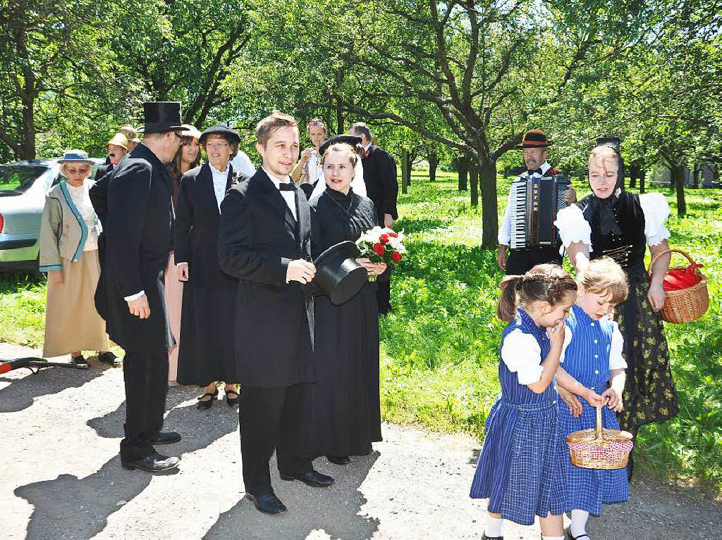 Der Hhepunkt am Sonntag: eine Markgrfler Hochzeit. Das Brautpaar trug stilecht Schwarz.