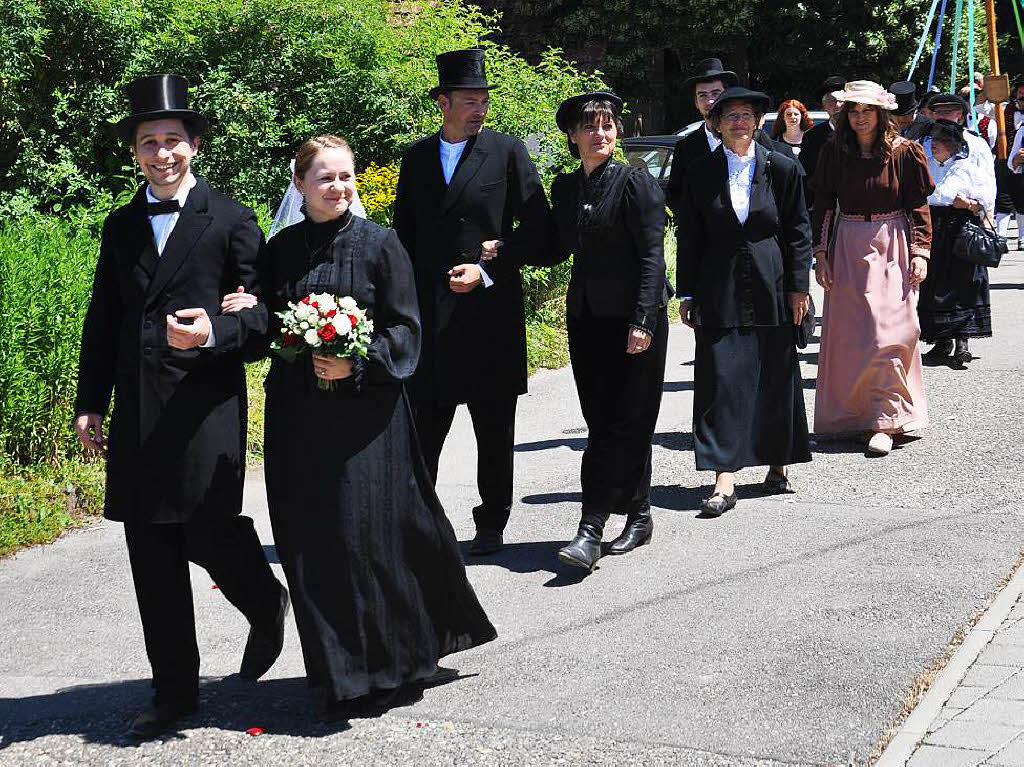 Der Hhepunkt am Sonntag: eine Markgrfler Hochzeit. Das Brautpaar trug stilecht Schwarz.