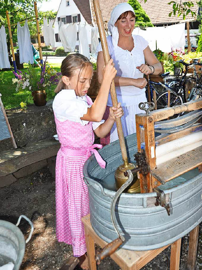 Kinderarbeit beim Waschen: Ursula Gramelspacher berwacht, was Leoni Lffler mit dem Wschestampfer anrichtet.