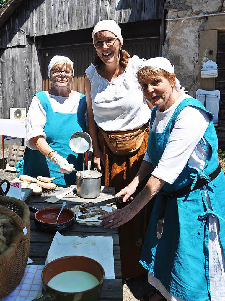 Arme Ritter fr die Besucher produzierten (von links) Ulla Krmer, Antje Sievers und Hildegard Meier.