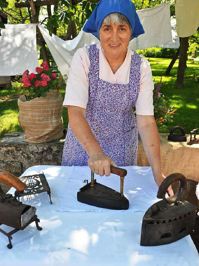 Waltraud Giesen versucht, Wsche mit einem gusseisernen Bgler zu pltten.