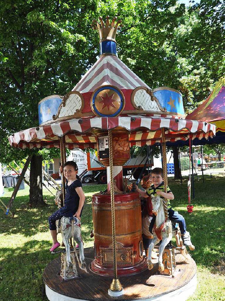 Lena und Lenny genieen die Fahrt auf einem der alten Fahrgeschfte am Festplatz.