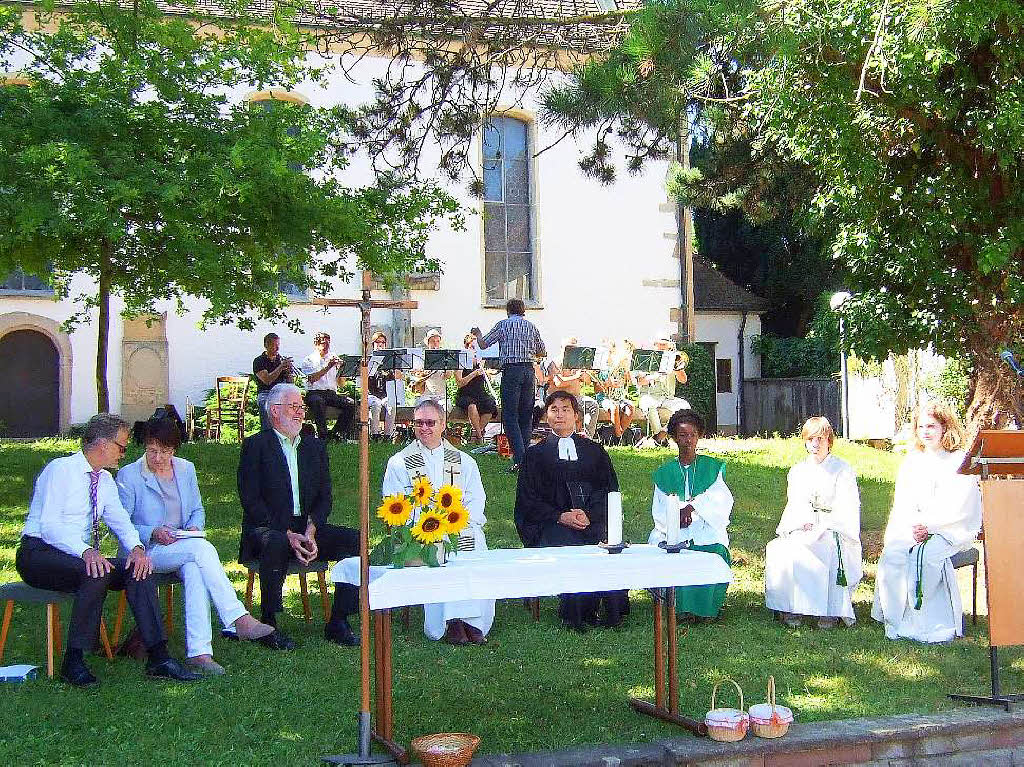 Mit einem kumenischen Gottesdienst, zelebriert von Pfarrer Frische (in Wei) und Pfarrer Lee (in Schwarz), begann der Festsonntag.