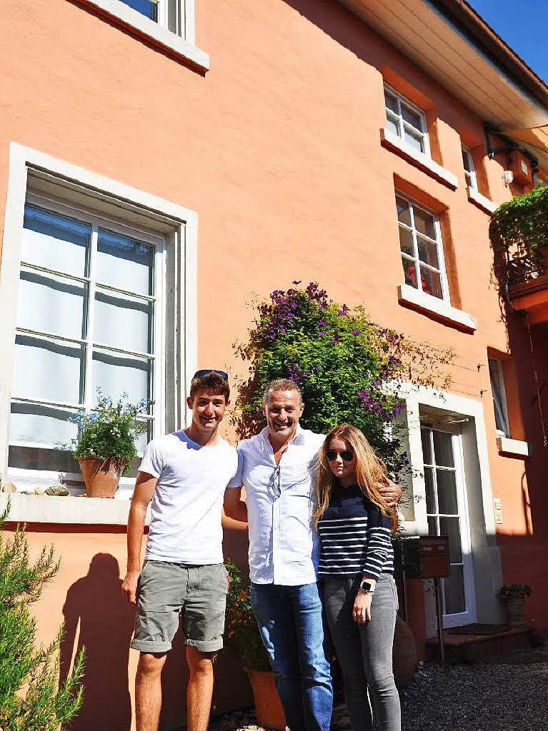 Sternekoch Karlheinz Hauser vor seinem Elternhaus in der Wettelbrunner Schmiedegasse. Mit dabei seine Kinder Tom und Carolin.