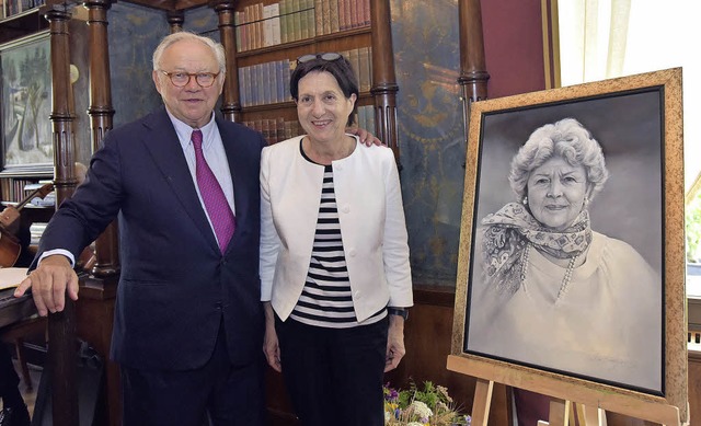 Hubert Burda berreicht Brigitte Petri zum Abschied ein Portrt Aenne Burdas.   | Foto: Hubert Burda Media