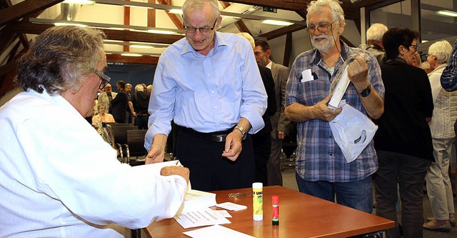 Zahlreiche Besucher erwarben am Freita...utoren Hansjrg Noe (links) signieren.  | Foto: Anja Bertsch