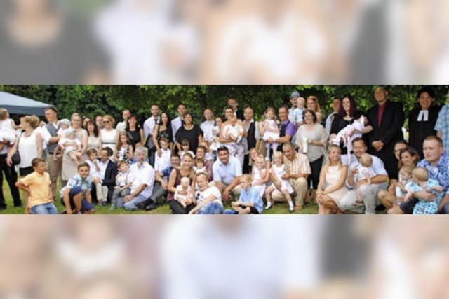 Im Dreiländergarten wurden 29 Täuflinge gleichzeitig getauft