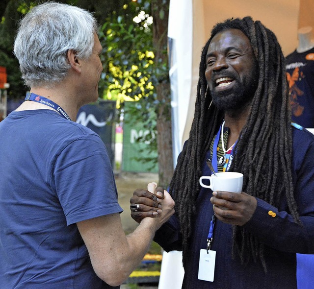 Festivalchef Markus Muffler mit Rocky Dawuni   | Foto: Barbara Ruda