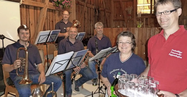 Feiern macht durstig: Judith Oschwald ...iner Satler versorgen die Musikanten.   | Foto: Heidrun Simoneit