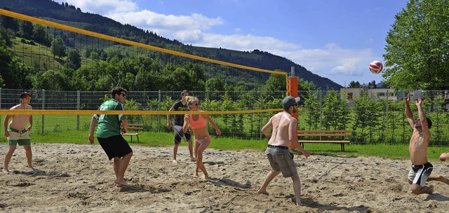 Die erneuerte Beach-Volleyballanlage lockt mit feinem Sand.   | Foto: Sarah Trinler