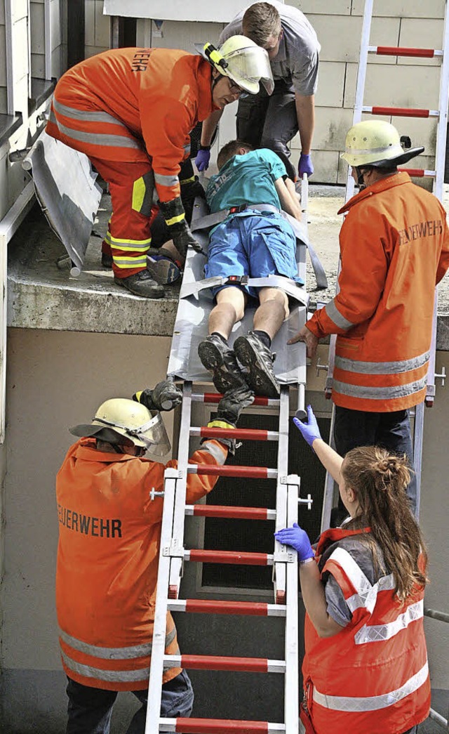 Knifflig: Rettung eines Kindes von einem Dach aus.   | Foto: Peter Schtz