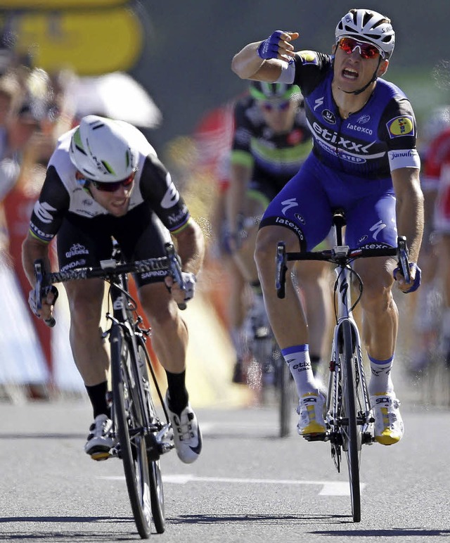 Sauer: Marcel Kittel (rechts) beim vierten Etappensieg von Mark Cavendish   | Foto: dpa