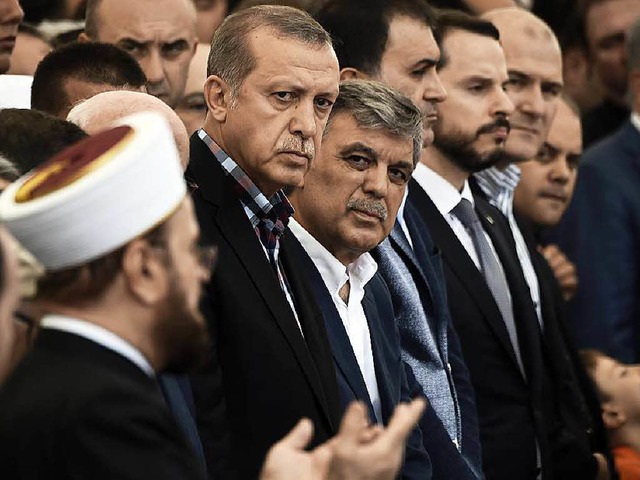 Recep Tayyip Erdogan (rechts  Abdullah...n, die Todesstrafe wieder einzufhren.  | Foto: AFP