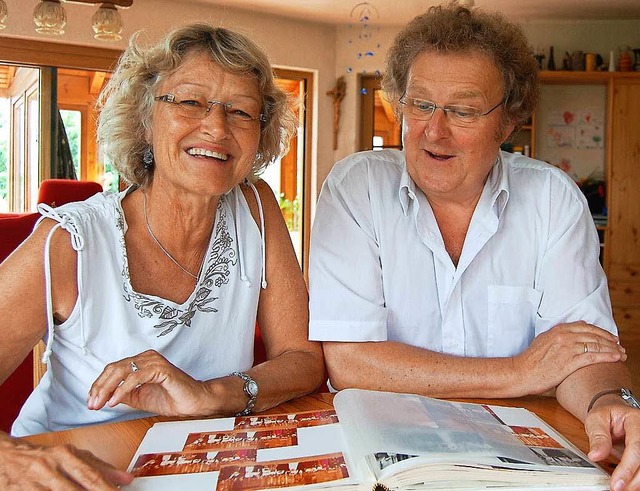 Christel und Thomas Ruppert blttern im Familienalbum.  | Foto: Anita Rffer
