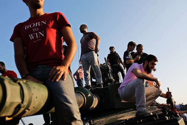 Erdogan-Supporter haben einen Panzer der Putschisten in Beschlag genommen.  | Foto: AFP