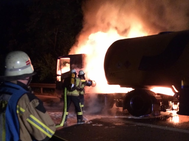 Dank eines massiven Lscheinsatzes mit...m Tanklastzug schnell unter Kontrolle.  | Foto: Feuerwehr Kenzingen