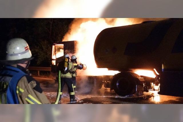 Tanklastzug auf der A 5 in Flammen