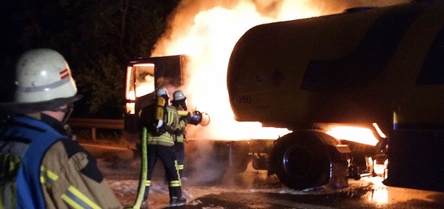 Gefhrlicher Lscheinsatz in der Nacht...0 Litern Treibstoff steht in Flammen.   | Foto: Feuerwehr Kenzingen