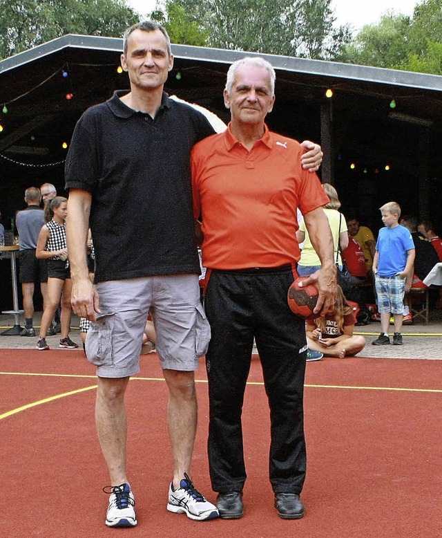 Thomas Frh (links) dankte  Johann Sch...neu errichteten Spielfeldanlage hatte.  | Foto: Schnabl