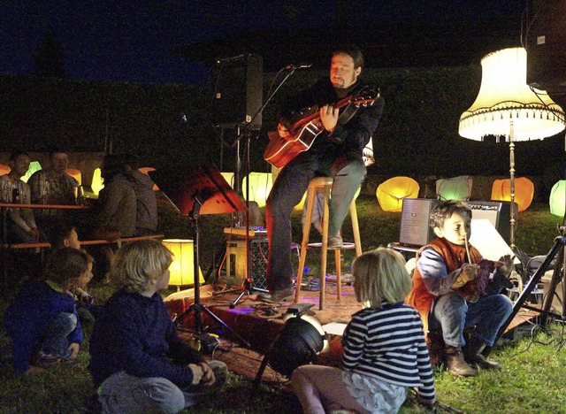 Der Singer- und Songwriter Daniel Kief...ahlreiche Besucherinnen und Besucher.   | Foto: Silke Hartenstein