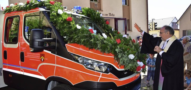 Pfarrer Joachim Knab weiht das neue Feuerwehrfahrzeug in Kollmarsreute  | Foto: Hans Meidhof