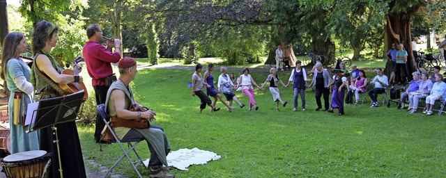 Die Gruppe MinneZit brachte die Besucher im Stadtgarten zum Tanzen.   | Foto: Barber