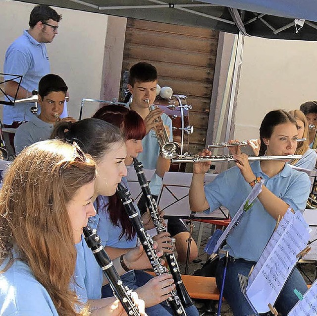 Jungmusiker der Stadtkapelle spielten zur Unterhaltung auf.  | Foto: Herbert Birkle
