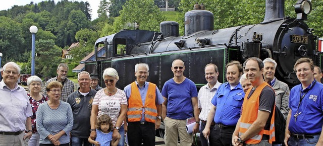 Zum Erfahrungsaustausch  trafen sich d...0; mit den Betreibern der Museumsbahn.  | Foto: Rolf Rhein