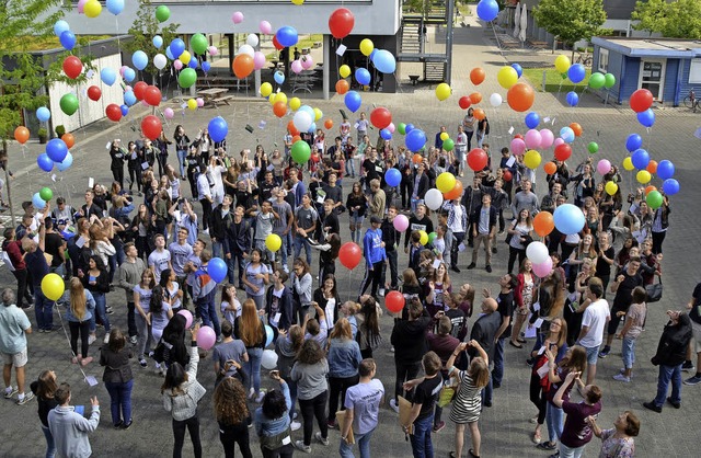Ein Blick Richtung Zukunft: FES-Abschlussschler lassen Ballons steigen.   | Foto: Elisabeth Badur