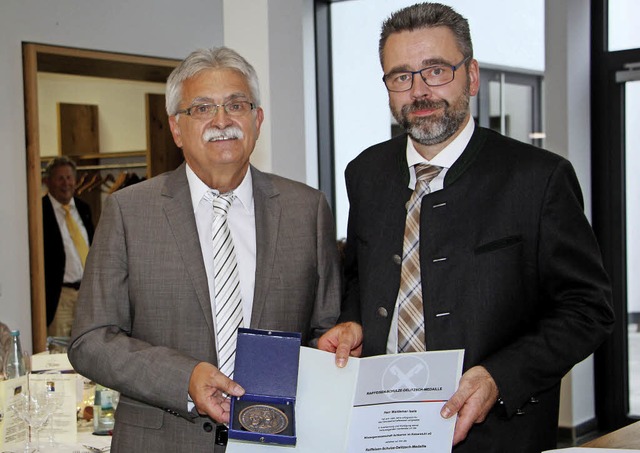 Ansgar Horsthemke vom baden-wrttember...feisen-Schulze-Delitzsch-Medaille aus.  | Foto: Herbert Trogus