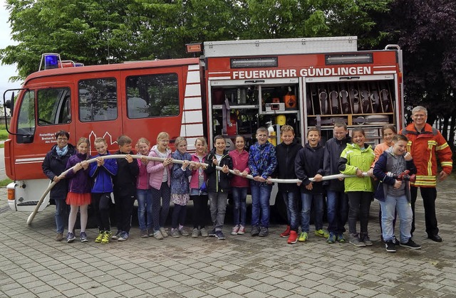 Schler der Klasse 4g aus Gndlingen s...eiwilligen Feuerwehr einen Besuch ab.   | Foto: privat